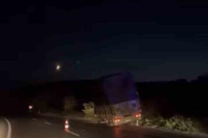 Karacabey’de kamyonet ağaçlara çarptı