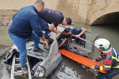 Karacasu’da otomobil kanala uçtu