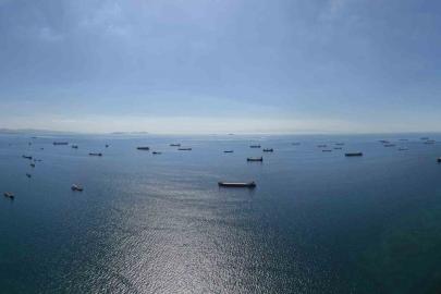 Karadeniz’deki saldırı riski nedeniyle ilerleyemeyen gemiler, İstanbul açıklarını adeta otoparka çevirdi