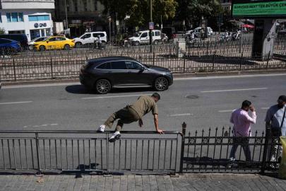 Karaköy’de yayaların bariyerlerle imtihanı, alt geçit var, kısa yol yok