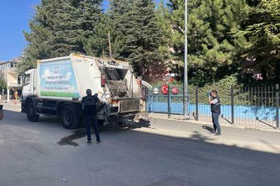 Karaman’da çöp kamyonundan düşen 2 işçi yaralandı: Kaza anı kameraya yansıdı