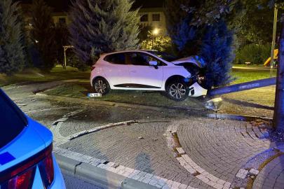 Karşı yola geçen otomobil elektrik direğine çarparak durabildi