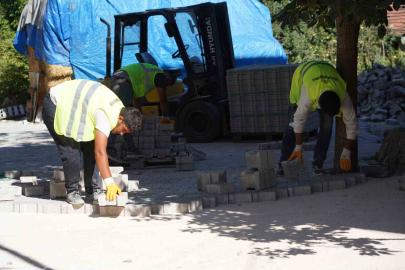 Kayıboyu Mahallesinde yol ve kaldırım yenileme çalışmaları devam ediyor