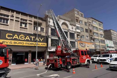 Kayseri’de avize imalathanesinin çatısında çıkan yangın söndürüldü