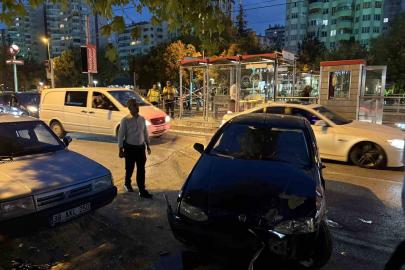 Kayseri’de otomobil tramvay durağına çarptı: 1 yaralı