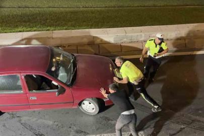 Kayseri’de polisin özverili çalışması, trafiğin kilitlenmesinin önüne geçti