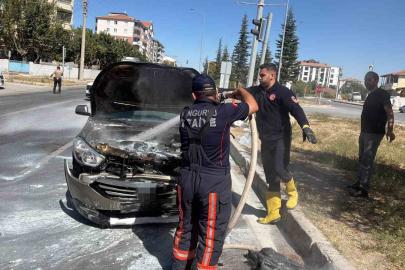 Kaza yapan hafif ticari araçta yangın çıktı