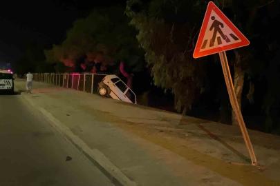 Kaza yapan otomobil asılı kaldı: 2 yaralı