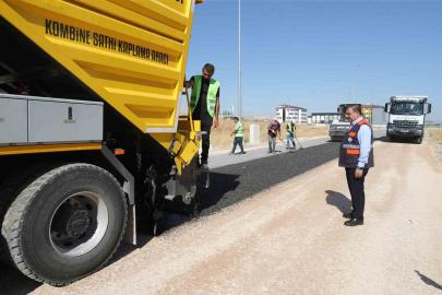 Kendi asfaltını üretip kendi yolunu yapıyor