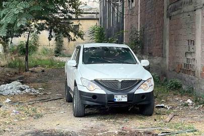 Kendini otomobile kilitleyen kadın ekiplere zor anlar yaşattı