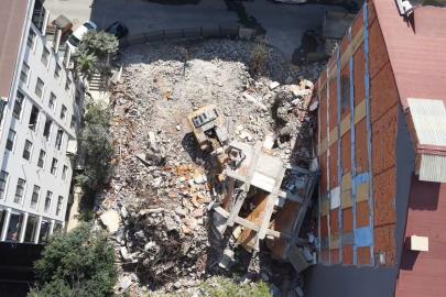 Kentsel dönüşüm yıkımında çöken beton blok iş makinesinin üzerine devrildi