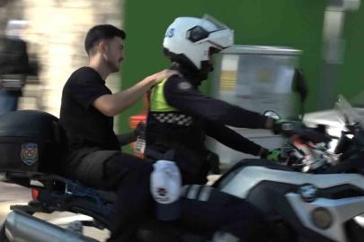Kimliğini unutan genç için anne ve polis seferber oldu