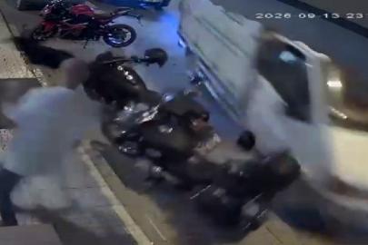 Kimse ne olduğunu anlayamadı, temizlik yapan esnaf kamyonetin altında kalmaktan son anda kurtuldu