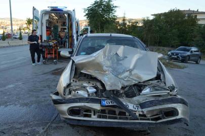 Kırıkkale’de minibüs ile otomobil çarpıştı: 3 yaralı