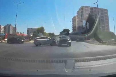 Kırmızı ışık ihlali kaza getirdi: 3 yaralı