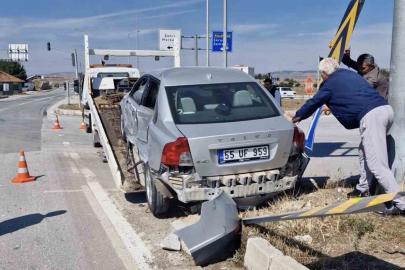 Kırmızı ışıkta durmadı, iki otomobile çarptı: Ehliyetine 2 ay el konuldu