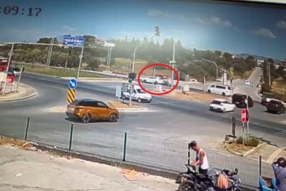 Kırmızı ışıkta geçen araca motosikletin çarpma anı kamerada: 2 yaralı