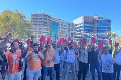 Konak Belediyesi işçilerinden ’kırmızı kart’lı eylem