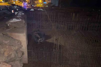 Kontrolden çıkan otomobil, 5 metre yükseklikten alt geçit inşaatının temeline uçtu: 2 yaralı