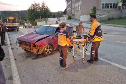 Kontrolden çıkan otomobil aydınlatma direğine çarptı, sürücü yaralandı