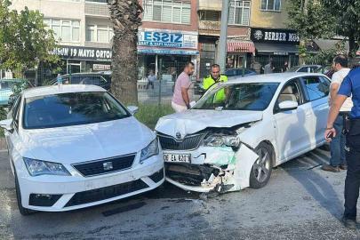 Kontrolden çıkan otomobil karşı şeritte başka bir araçla çarpıştı: 2 yaralı