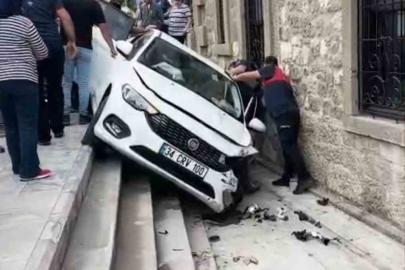 Kontrolden çıkan otomobil, müzenin önündeki merdivenlerden aşağı düştü