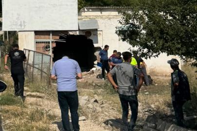 Kontrolden çıkan otomobil yol kenarında bulunan depoya girdi