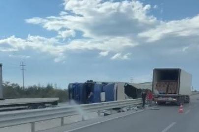 Kontrolden çıkan tır devrildi, yükü yola saçıldı