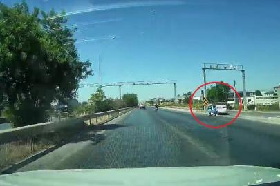 Kontrolsüz şekilde tali yola dönen otomobile arkadan gelen motosiklet çarptı