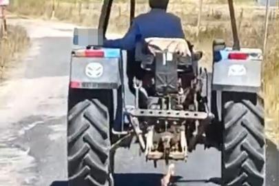Köpeği traktöre bağlayarak sürükledi