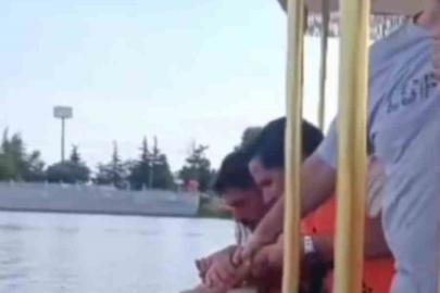 Köprüden nehre düşen adamı, gezi teknesindeki vatandaşlar kurtardı