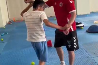 Körfez’in özel sporcularından zafer pozu