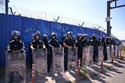 Kosovalılar eski Cumhurbaşkanı Thaçi’nin mahkumiyeti sonrası Lahey’de polisle çatıştı