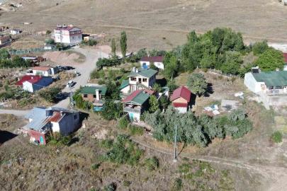 Köye yerleşen kamu emeklisi, köyde kafeye çevirdiği iki katlı evinde vatandaşlara hizmet veriyor