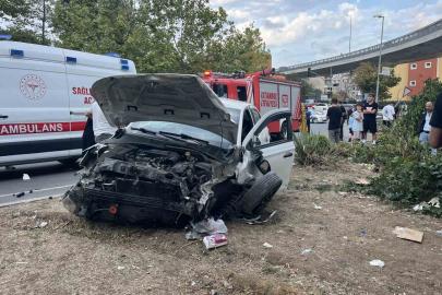 Küçükçekmece’de bisikletliye çarpmamak için manevra yapan araç bariyerlere çarptı: 4 yaralı