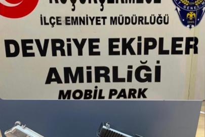 Küçükçekmece’de şüphe üzerine durdurulan araçtan silah ve çakar sistemi çıktı