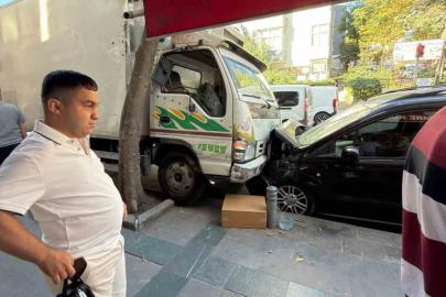 Küçükçekmece’de sürücüsüz kamyonet yokuş aşağı kayıp araçlara çarptı: O anlar kamerada