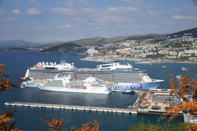 Kuşadası’na 2 kruvaziyerle 4 bin 694 turist geldi