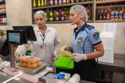 Kuşadası’nda marketler denetlendi