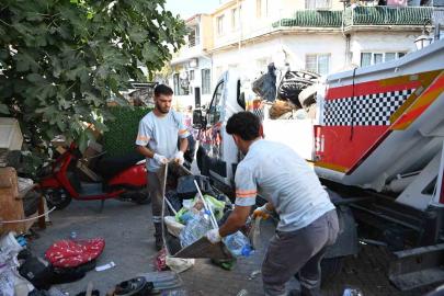 Kuşadası’nda sokağa hurda ve atık bırakanlara zabıta müdahalesi