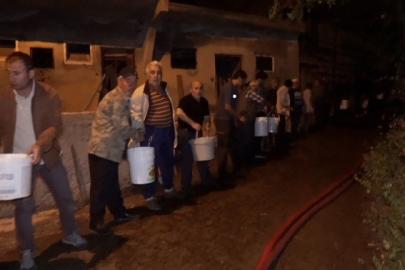 Kuşburnu için yakılan ateş köyde yangına neden oldu: 2 ev ve ahır küle döndü