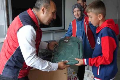 Kütahya’da köy okulundaki öğrencilere kırtasiye desteği