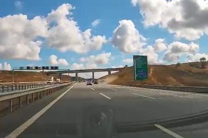 Kuzey Marmara Otoyolu tırın dorsesi koparak şarampole yuvarlandı