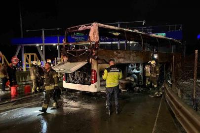 Kuzey Marmara Otoyolu’nda bariyerlere çarpan otobüs alev alev yandı