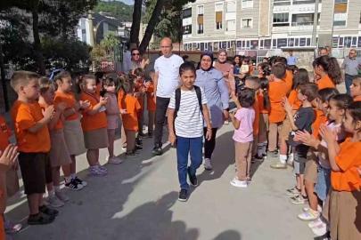 Lösemiyi yenen Talha, iki yıl sonra okulu ve arkadaşlarıyla buluştu