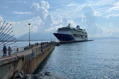 Lüks kruvaziyer bin 765 turist ile Alanya iskelesine demir attı