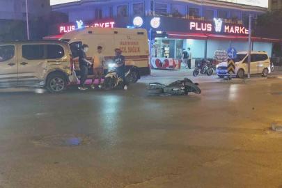 Manavgat’ta hafif ticari araç ile çarpışan motosikletli yaralandı