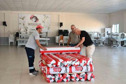 Manisa’da çilek üreticilerine büyükşehirden naylon desteği