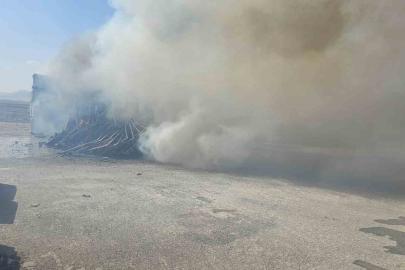 Mardin’de tarla yangını parke taşı imalathanesine sıçradı