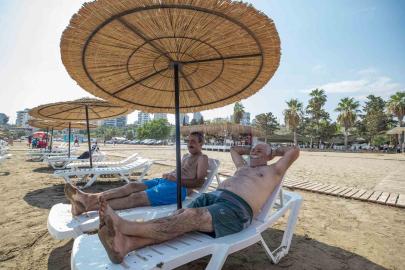 Mersin’de emekliler deniz ve güneşin tadını çıkardı